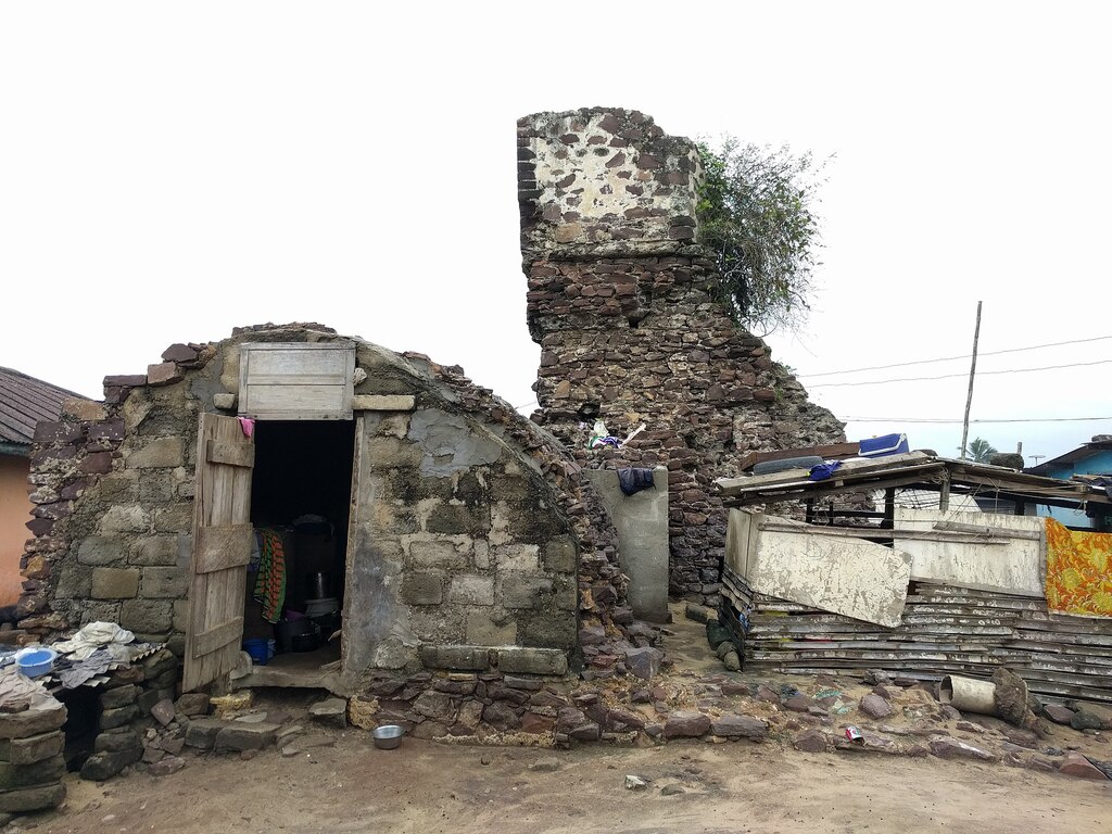 Dutch Fort Komenda, ruines by By Flixtey - Own work, CC BY-SA 4.0, https://commons.wikimedia.org/w/index.php?curid=51785081